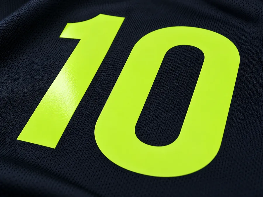 Nahaufnahme: Rückennummer 10 in Neongelb im Flexdruck auf dunklem Trikot